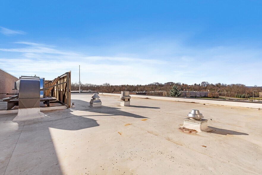 More Photos Of 11 York Ave, West Caldwell Manufacturing For Lease