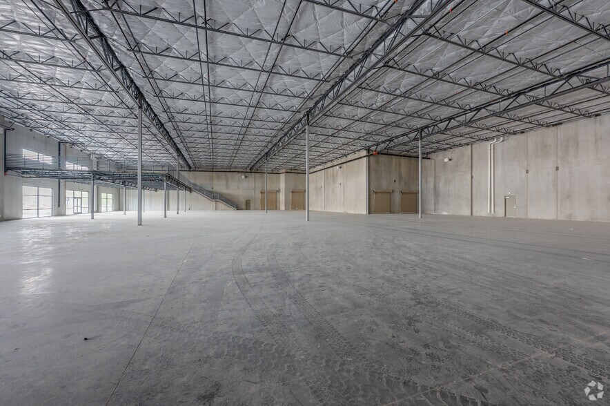 More Photos Of 5765 W Sunset Rd, Las Vegas Distribution For Lease