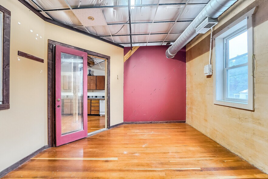 More Photos Of 611 2nd Ave, Longmont Showroom For Sale