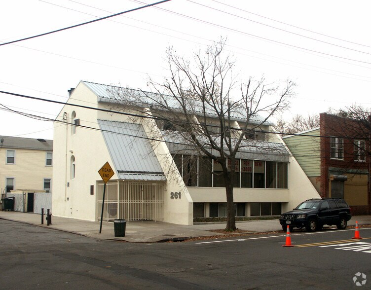 Primary Photo Of 261-265 City Island Ave, Bronx Office For Lease