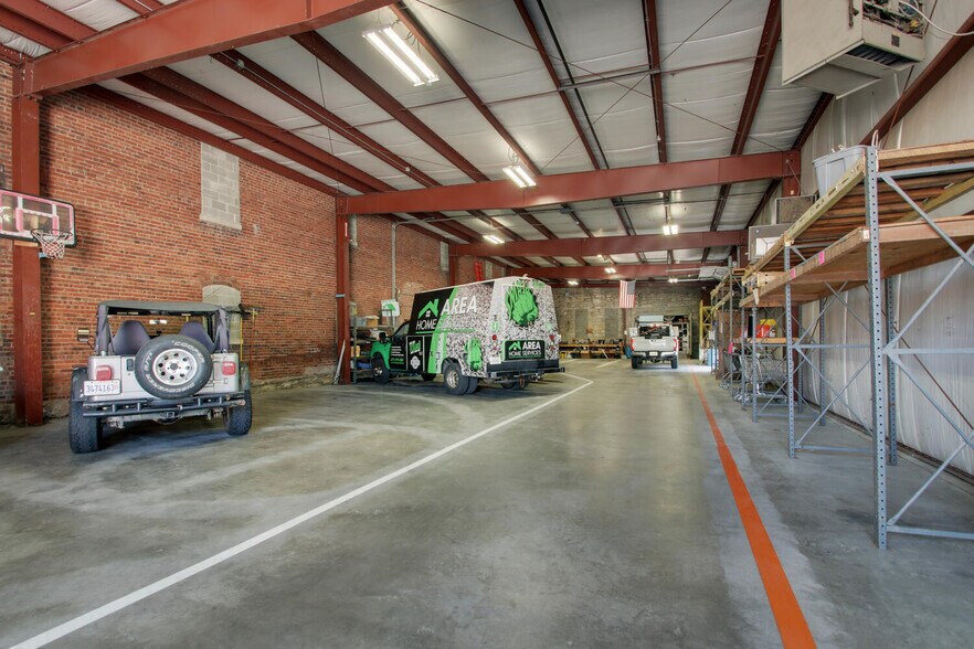 More Photos Of 301 S 7th St, Quincy Light Distribution For Sale