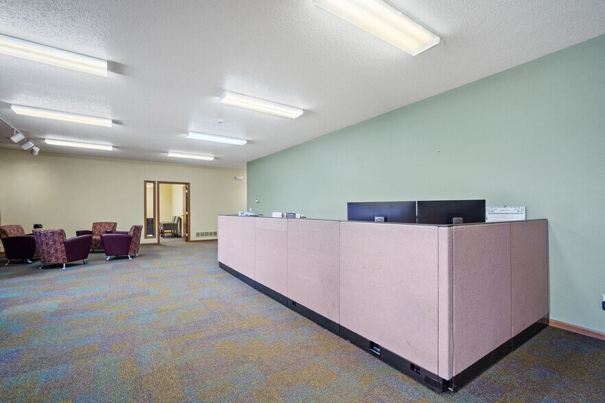 More Photos Of 1801 N 13th Ave E, Newton Flex For Lease