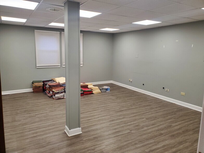 More Photos Of 380 Bennett Dr, Elk Grove Village Warehouse For Lease