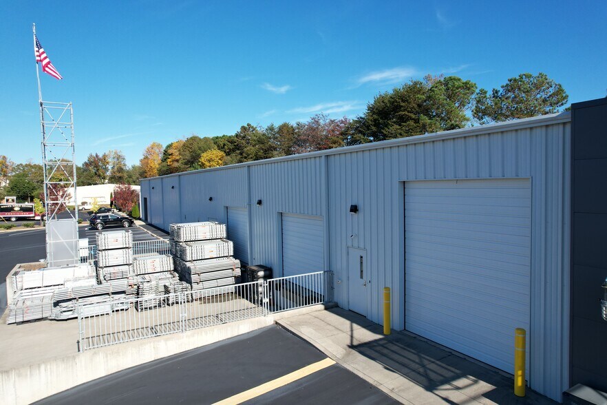More Photos Of 17 International Ct, Greenville Warehouse For Lease