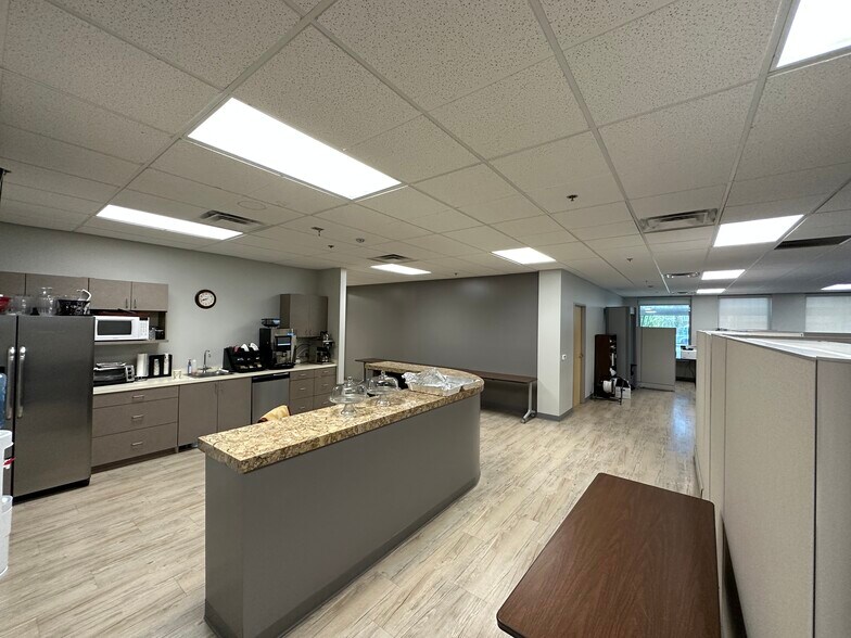 More Photos Of 3700 Tachevah Dr, Palm Springs Office For Sale
