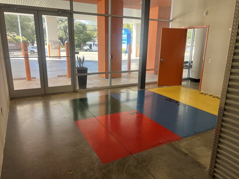 More Photos Of 2101 S Voss Rd, Houston Self Storage For Lease