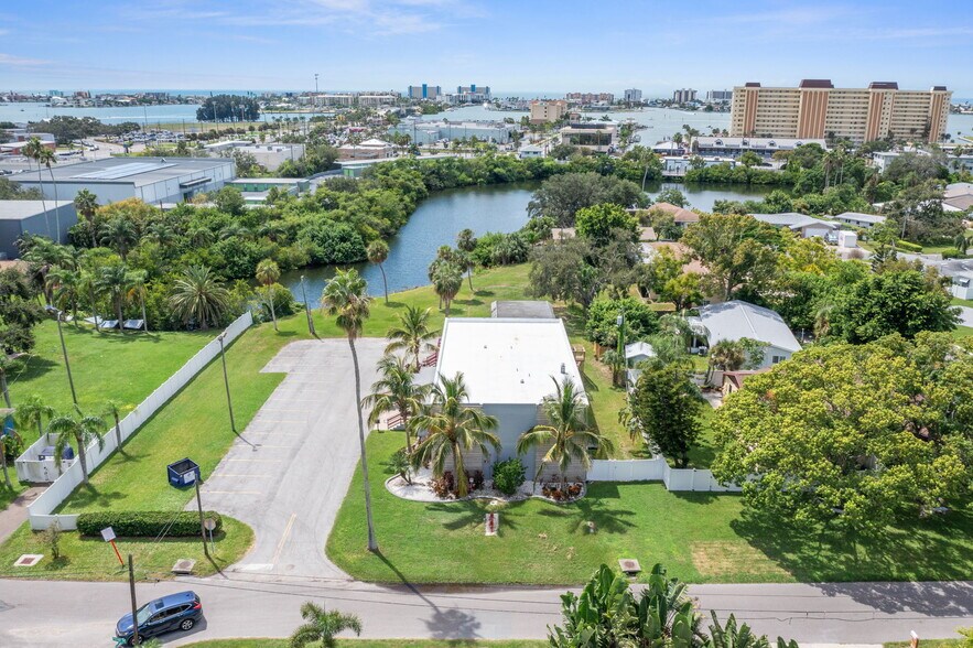 More Photos Of 10830 Navajo Dr, Saint Petersburg Showroom For Sale