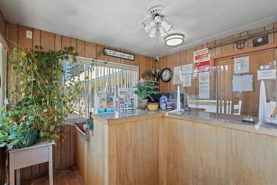 More Photos Of 924 W Highway 2, Newport Hotel For Sale
