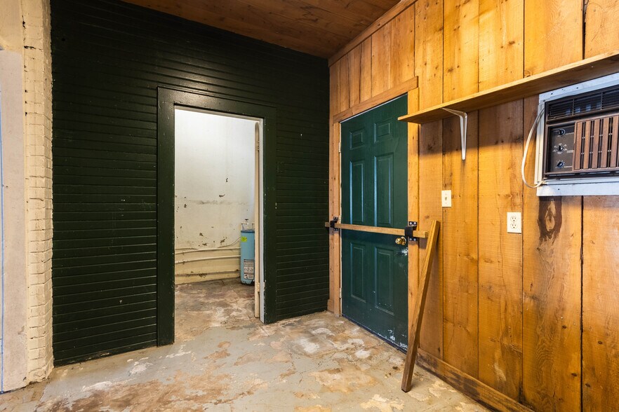 More Photos Of 135 Main St, Smiths Grove Storefront For Sale