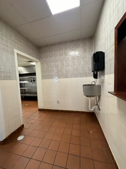 More Photos Of 102 E Park St, Taylorville Freestanding For Sale