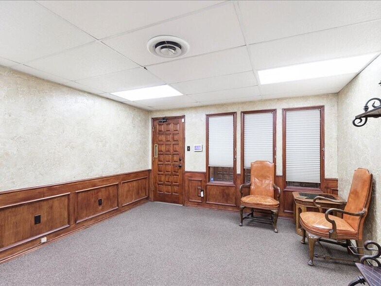 More Photos Of 2020 W Northwest Hwy, Grapevine Office For Lease