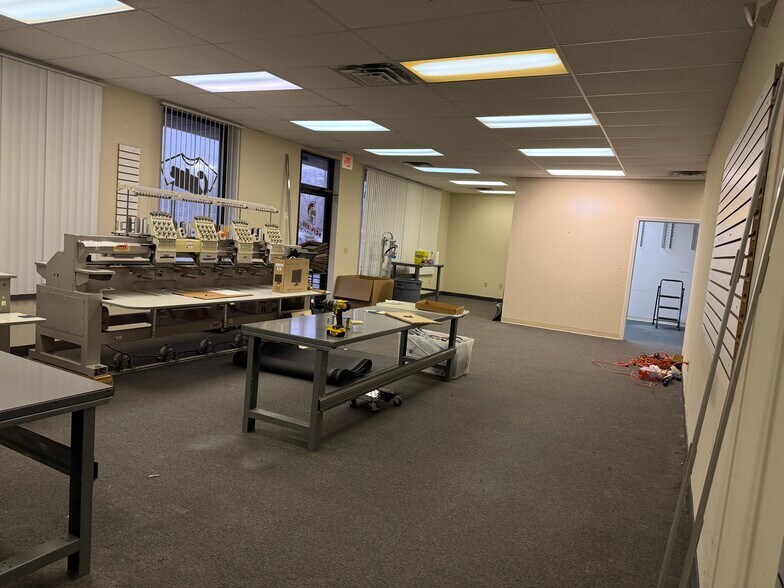 More Photos Of 3526 Sashabaw Rd, Waterford Storefront Retail Office For Lease