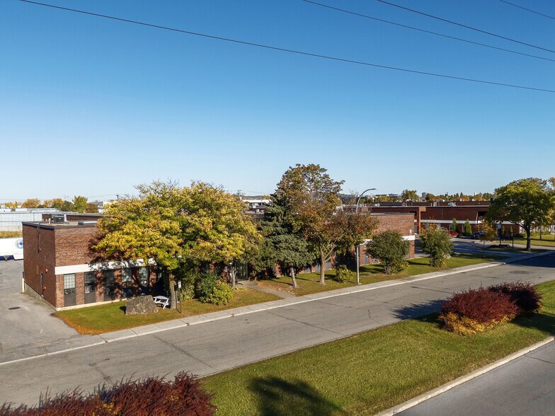 More Photos Of 8459-8497 Ch Dalton, Mont-Royal Flex For Lease