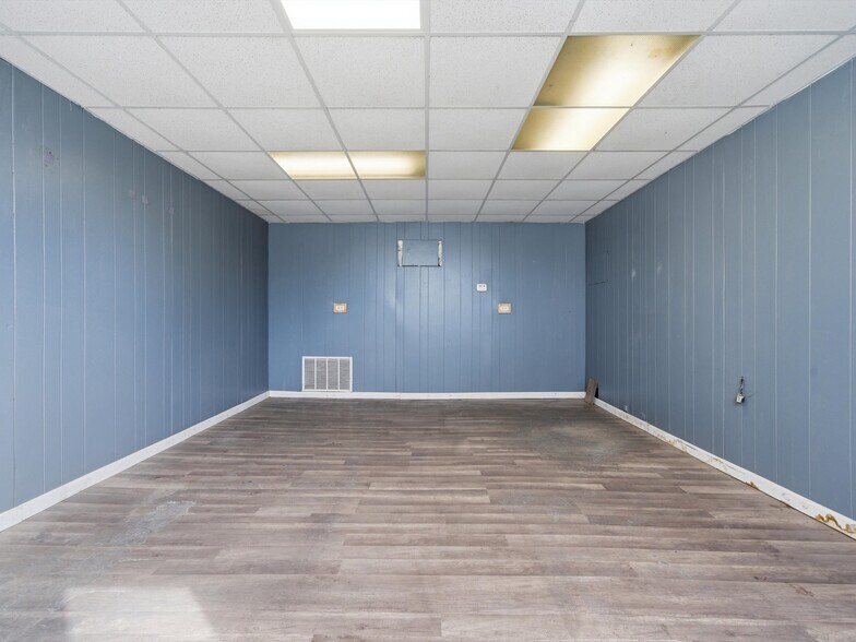 More Photos Of 828 W 14 Mile Rd, Clawson Warehouse For Lease