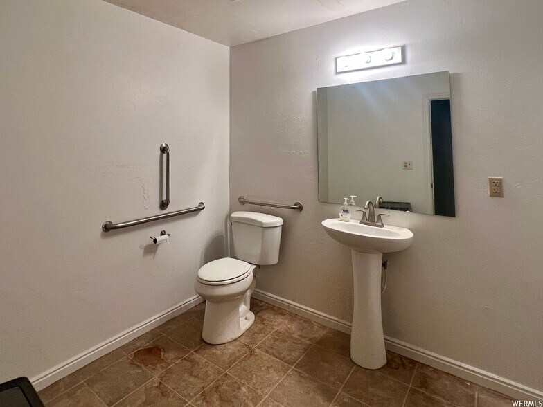 More Photos Of 540 Wright Brothers Dr, Naples Warehouse For Lease