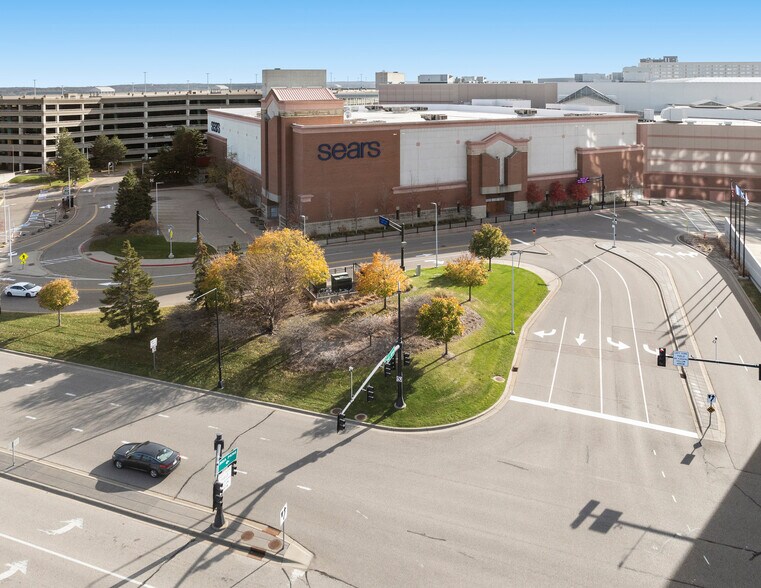 More Photos Of 2000 N E Ct, Bloomington Department Store For Lease