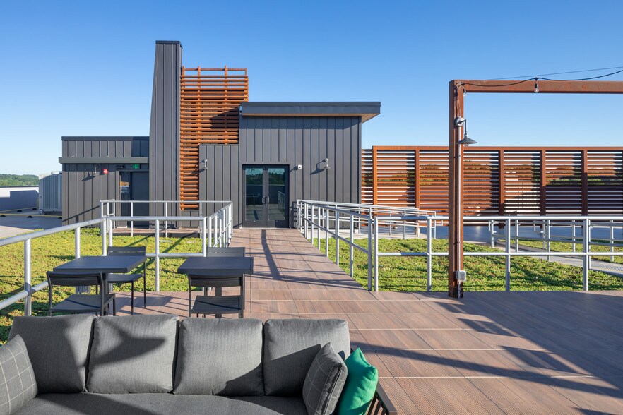 More Photos Of 1213 W Morehead St, Charlotte Office For Lease