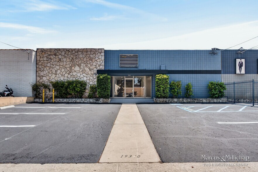 More Photos Of 19340 Londelius St, Northridge Warehouse For Sale