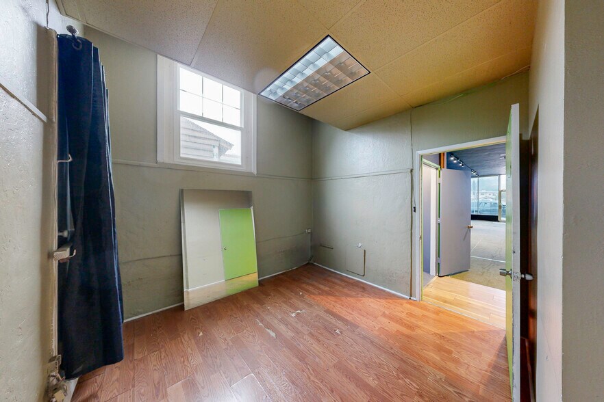 More Photos Of 375-377 MacArthur Blvd, San Leandro Freestanding For Lease