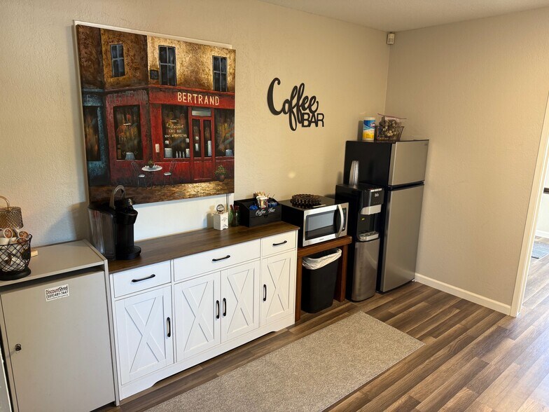 More Photos Of 425 E Center St, Manteca Office Residential For Lease