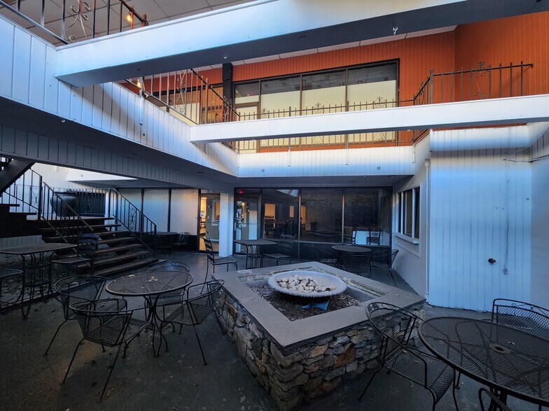 More Photos Of 321 N Main St, Hendersonville Restaurant For Lease