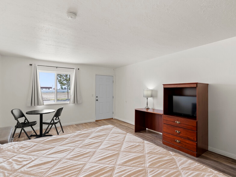 More Photos Of 307 S Main St, Huntington Hotel For Sale