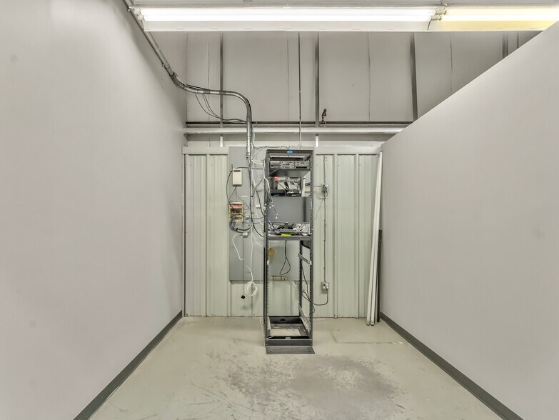 More Photos Of 1276 Trans Canada Way SE, Medicine Hat Showroom For Sale