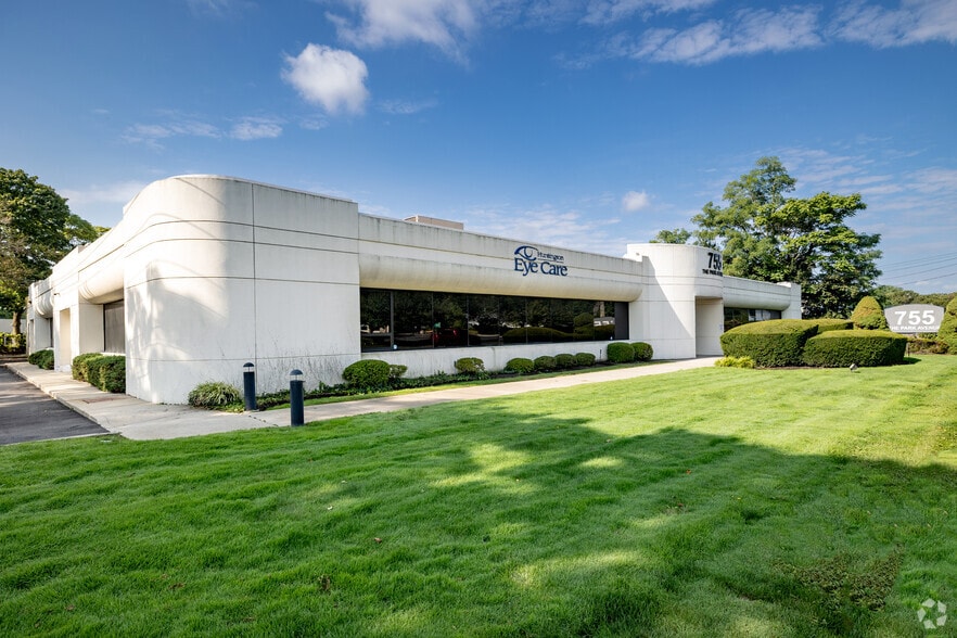 Primary Photo Of 755 Park Ave, Huntington Medical For Lease