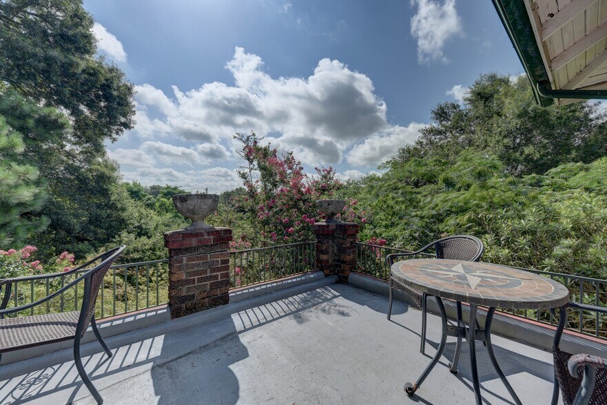 More Photos Of 1804 S Park St, Brenham Hospitality For Sale