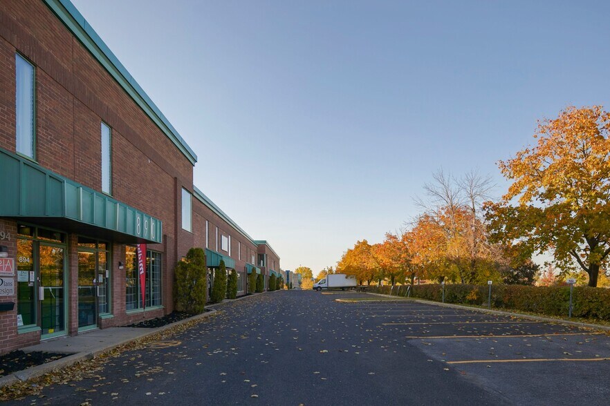 More Photos Of 874-896 Rue Jean-Neveu, Longueuil Warehouse For Lease