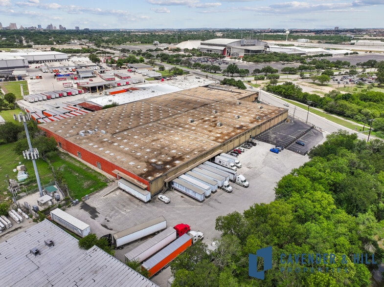 More Photos Of 3200 E Houston St, San Antonio Warehouse For Sale