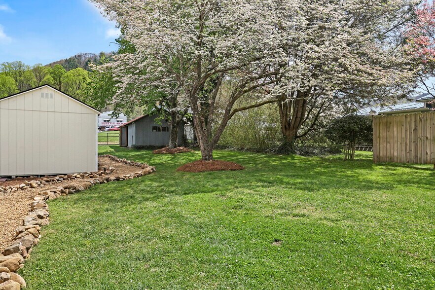 More Photos Of 100 S Railroad Ave, Damascus Apartments For Sale