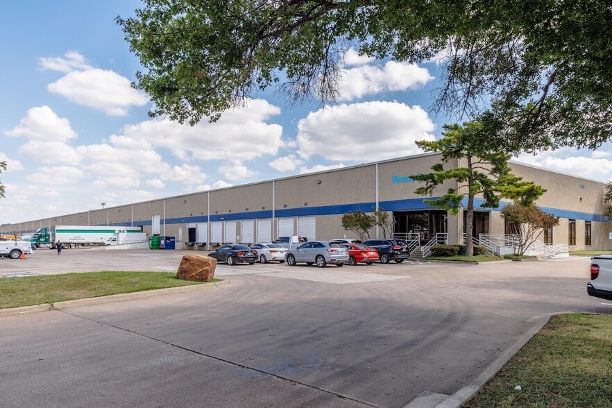 More Photos Of 11410-11420 Mathis Ave, Farmers Branch Distribution For Lease