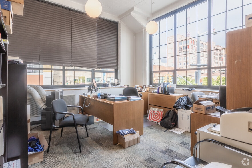 More Photos Of 33-00 47th Ave, Long Island City Warehouse For Lease