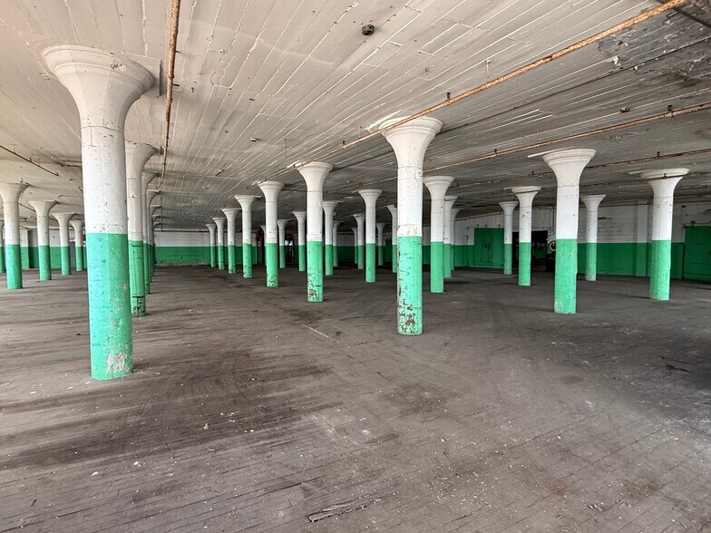 More Photos Of 301 W 3rd St, Sterling Manufacturing For Lease