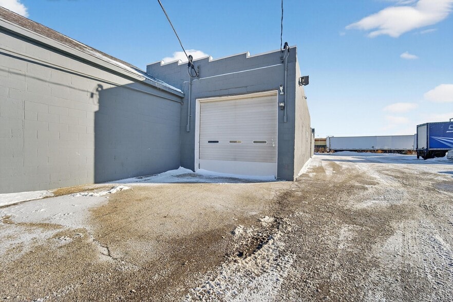 More Photos Of 2200 S Miller Pky, Milwaukee Distribution For Sale