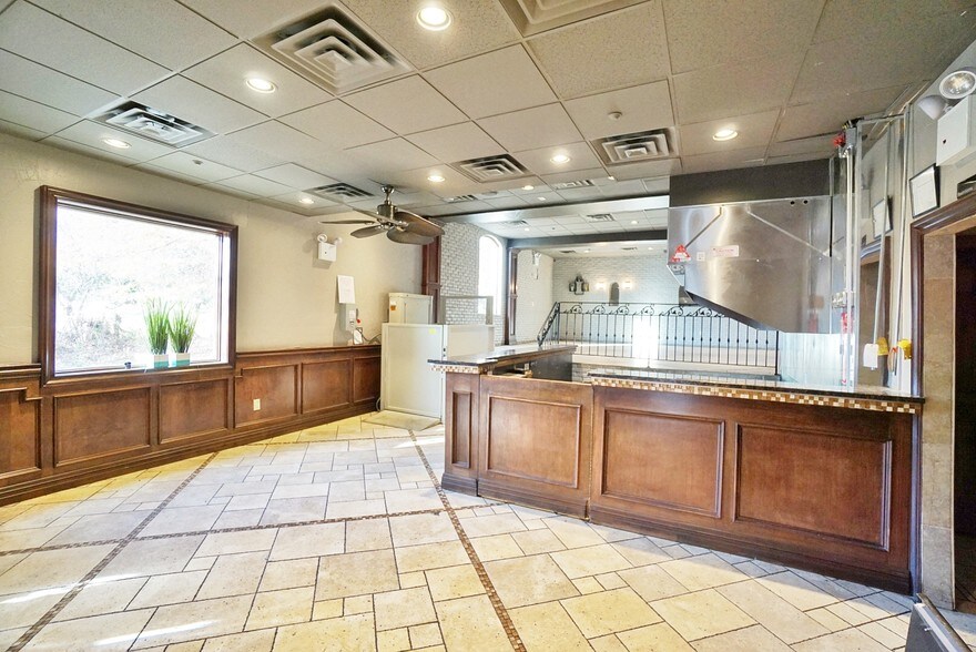 More Photos Of 35 Androvette St, Staten Island Storefront Retail Residential For Lease