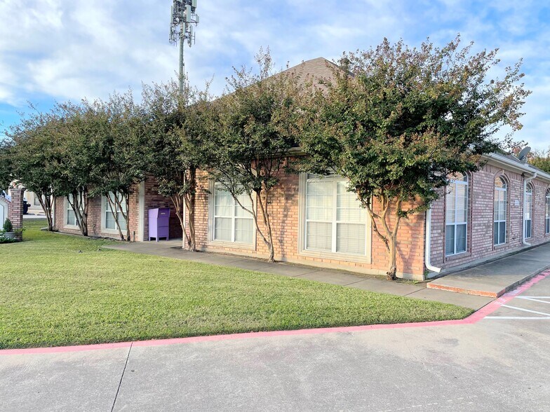 More Photos Of 2931 Oak Park Cir, Fort Worth Office For Lease