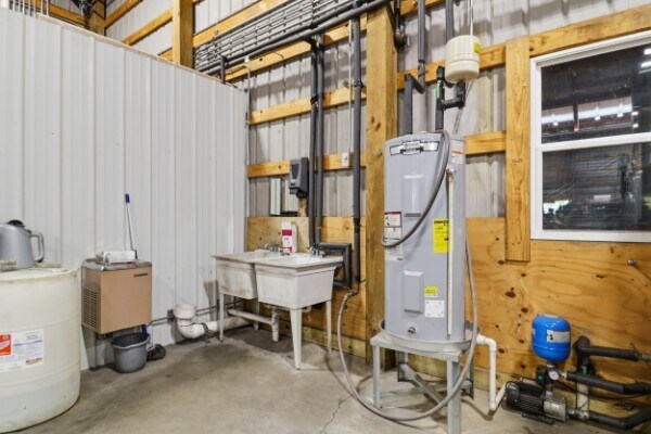 More Photos Of 1018 Abiff Rd, Bon Aqua Service For Sale