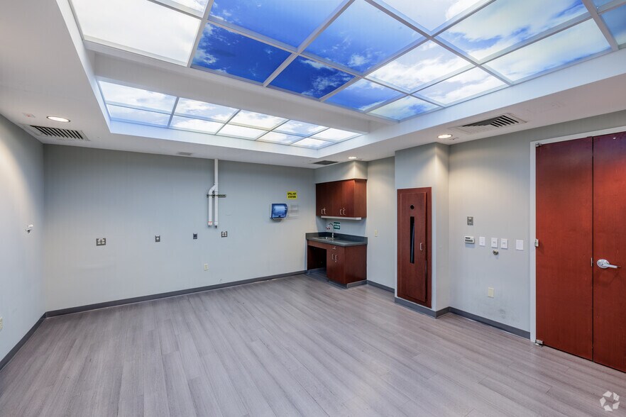 More Photos Of 20 Woodridge Ave, Hackensack Medical For Sale