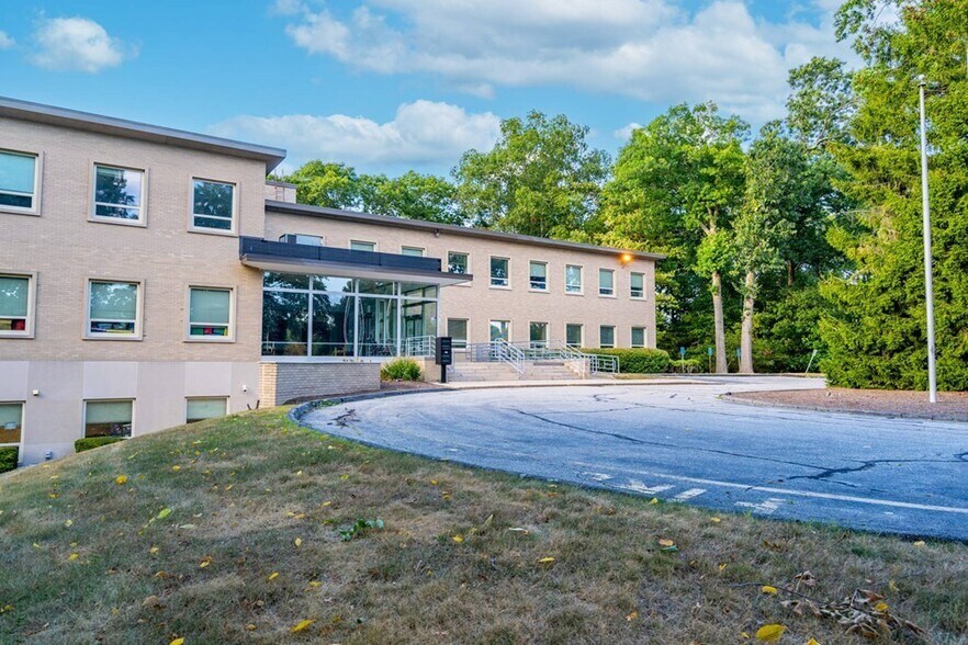 More Photos Of 141 Mansion Dr, Walpole Office For Sale