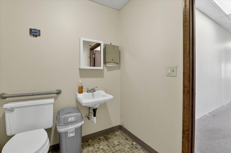 More Photos Of 1100 Croy Dr, Findlay Storefront Retail Office For Lease