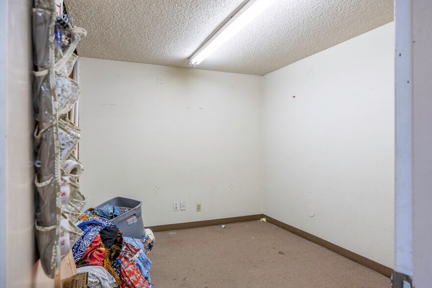 More Photos Of 655 W Cottonwood Ln, Casa Grande Showroom For Sale