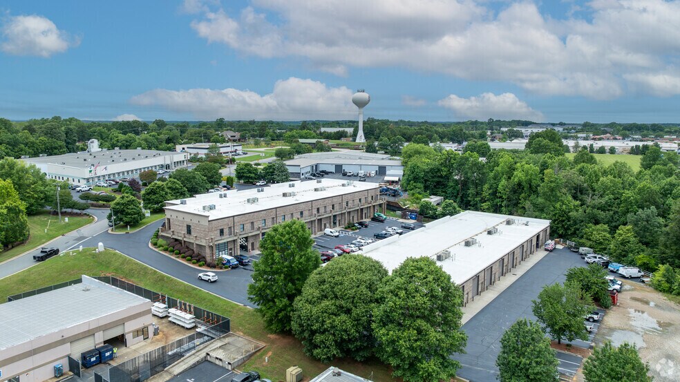 More Photos Of 131 Crosslake Park Dr, Mooresville Storefront For Lease
