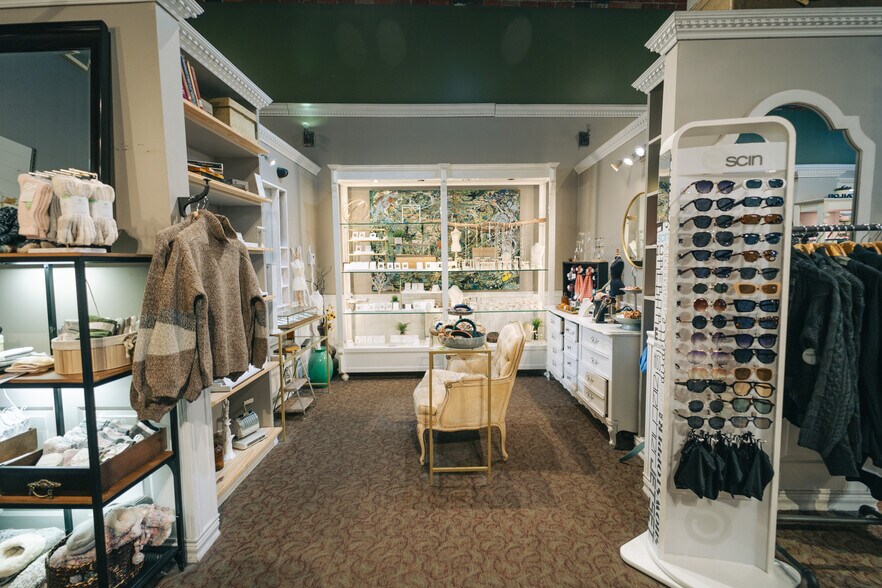 More Photos Of 18 Rue Saint-Thomas, Sainte-anne-de-bellevue Storefront Retail Office For Sale