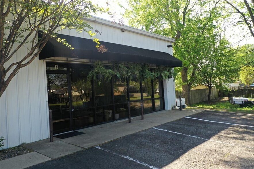 More Photos Of 302 E Parkway Dr, Russellville General Retail For Sale
