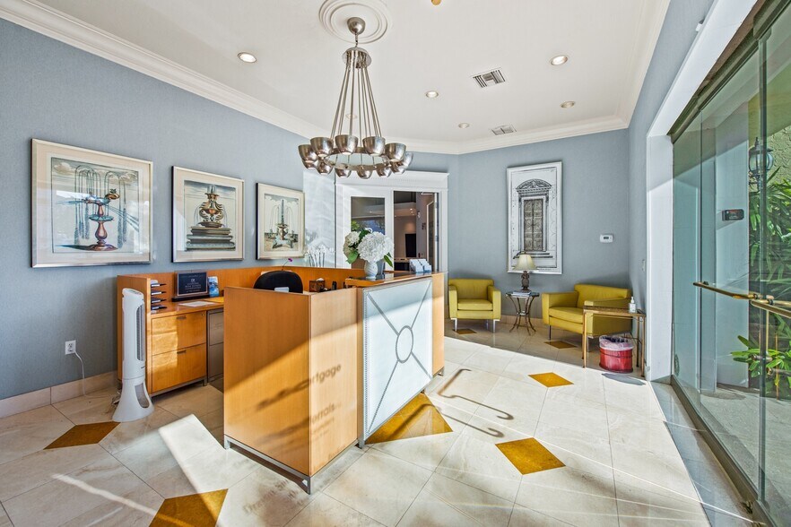 More Photos Of 100 S Washington Blvd, Sarasota Office For Sale