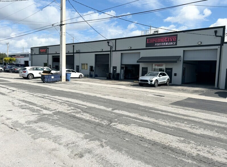 More Photos Of 208-220 NW 1st Ave, Hallandale Service For Lease