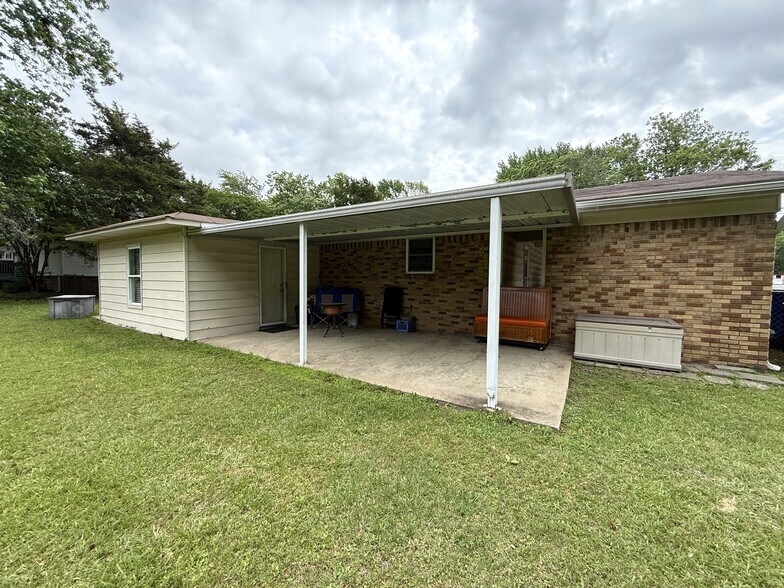 More Photos Of 608 S Pine St, Cabot Flex For Sale