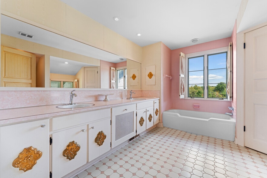 More Photos Of 550 Warner rd, Vienna Specialty For Sale